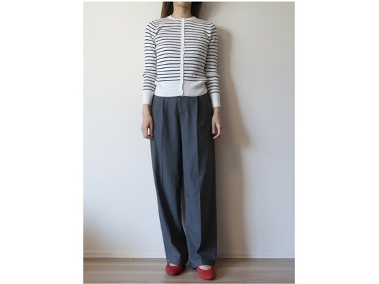 トレンドの太めタックパンツとも相性よし　