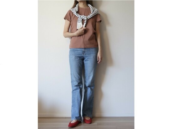 前を開けて羽織るほかにも、肩に巻いてアクセントに