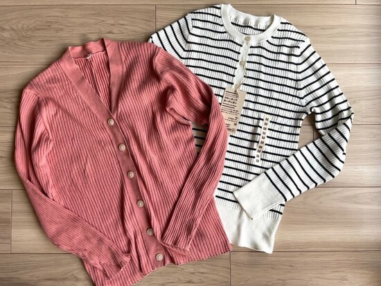 コットンシルクリブシリーズで左が旧作、右が新作のカーディガン