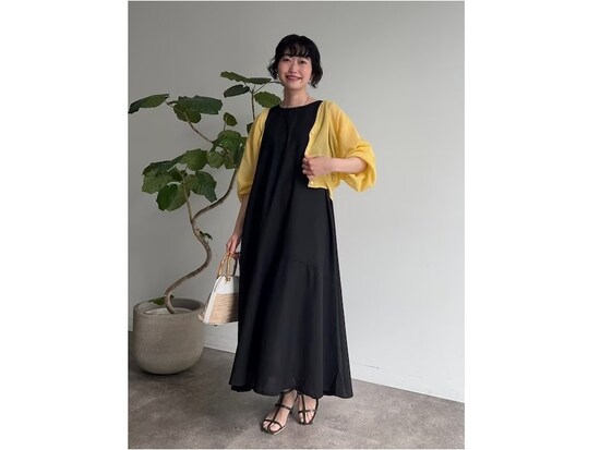 ほんのり甘めなティアードワンピースはブラックでシックに　出典：WEAR