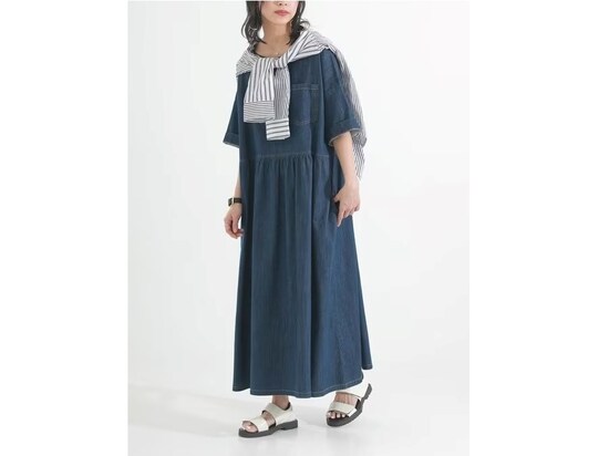今年トレンドのデニム素材を使ったゆったりワンピースは着やすくて◎　出典：WEAR