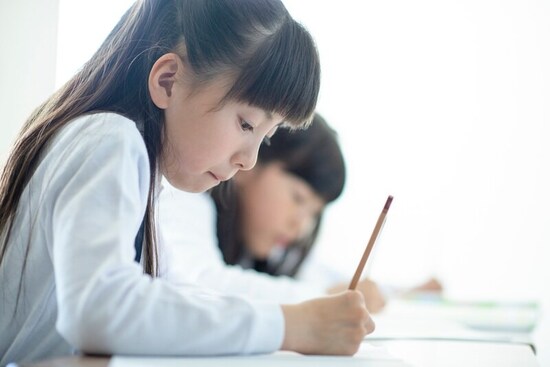 クレヨンではなく、鉛筆を使うようになると、身体の使い方（力の入れ方など）も変化します。慣れないうちは、「鉛筆で書く」という行為そのものが難しいものです。