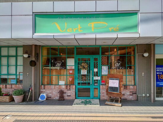 グリーンの看板が印象的な「パティスリーヴェルプレ」