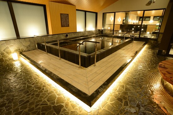 天然温泉に炭酸ガスを溶かし込んだ「炭酸琥珀湯(R)」