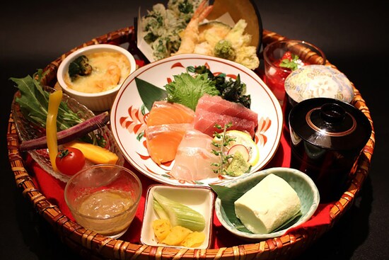 旬の心音彩り花かご御膳（税込2620円）は季節ごとに内容が変わります