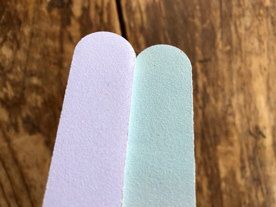 ダイソーの「つめやすり（細&粗目） 2コ入」は色で粗さの違いがわかるようになっている