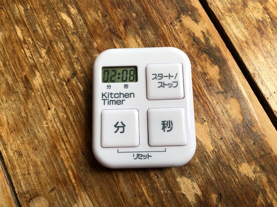 「分」を押すと1分ごとにセットされ、長押しすると進んでいきます。「秒」も同じ。