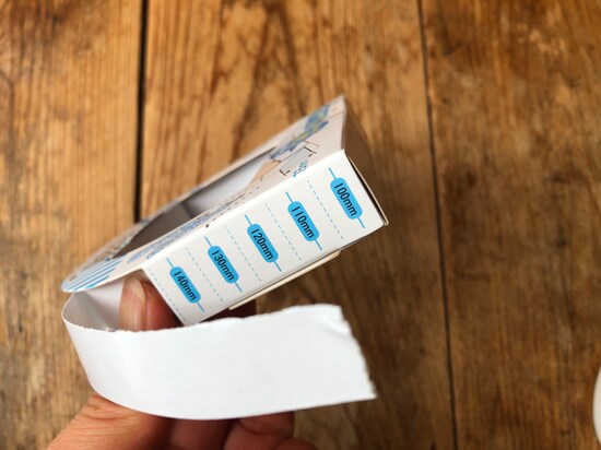 セリアの「快即めくりの両面テープ」にはメモリがついている