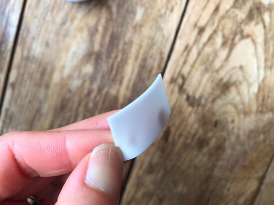 ダイソーの「超強力アクリルフォーム両面テープ」は厚みがあるテープ