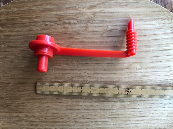 ダイソーの「くるりんカッター」は全体の長さが10cmほど