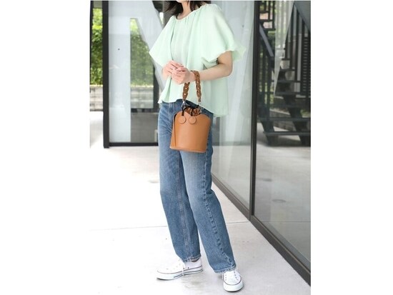 フェミニンにまとめたいカジュアルコーデにはベーシックなローカットタイプを　出典：WEAR