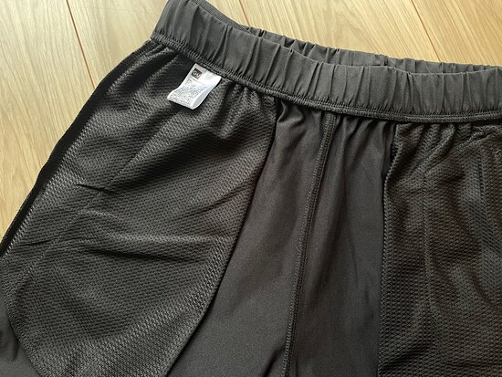 裏返すとポケット部分もメッシュ素材になっており、乾くのも早そうです