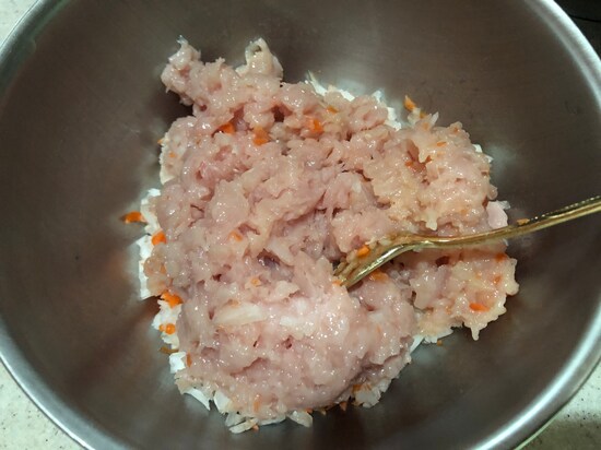 玉ねぎと鶏むね肉もみじん切りに