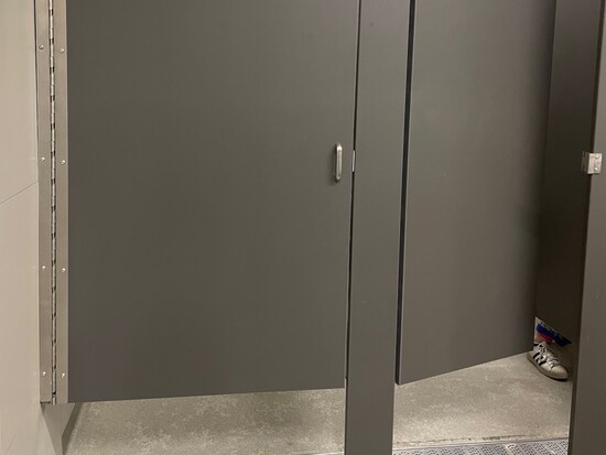 ドアの下の隙間からは靴が見える