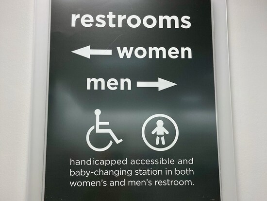 トイレの案内図（バリアフリー対応でおむつ交換台は男女どちらのトイレにも設置されています）