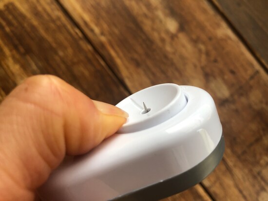 ダイソーの「たまごのプッチン穴あけ器」には小さな針がある