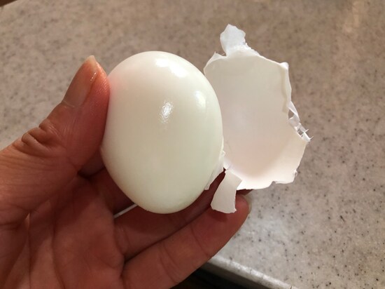 ダイソーの「たまごのプッチン穴あけ器」で穴をあけたゆで卵の殻はスルッとむける