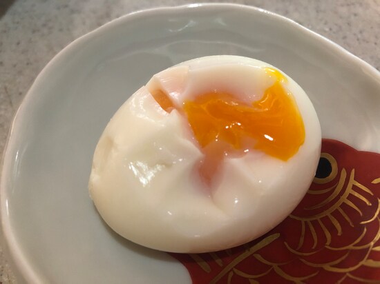 「SOFT」が白くなった状態で取り出したゆで卵は、確かに半生