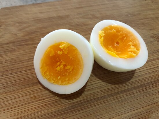 「MEDIUM」で取り出したゆで卵は半熟だった