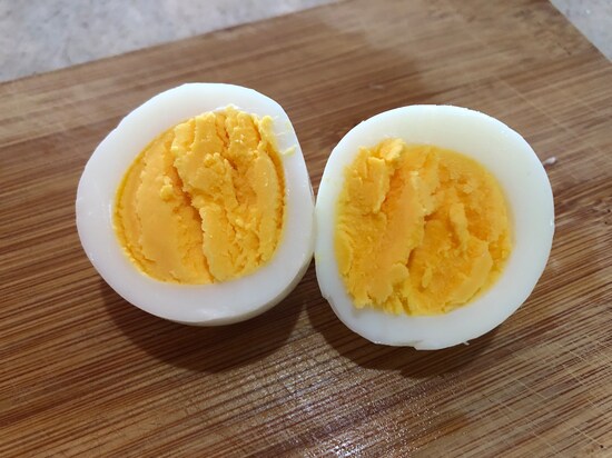 「HARD」で取り出したゆで卵は、しっかりと火が通っていた