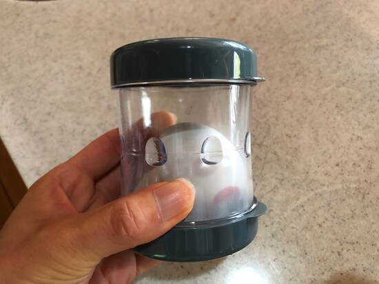 ダイソーの「たまごの殻むき」の中にゆで卵を入れる