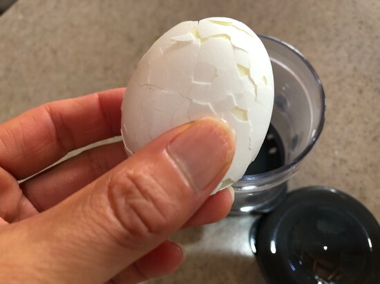 振るとゆで卵の殻にヒビがはいる