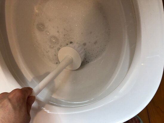 ダイソーの「トイレブラシ」は丸型。奥まで入りやすい