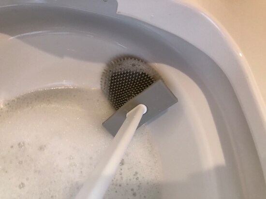 ダイソーの「やわらか水切れが良いトイレブラシ」は便器にフィットする