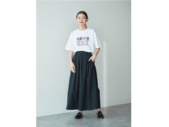 夏はゆったりTシャツと合わせて大人カジュアルコーデに　出典：StyleHint