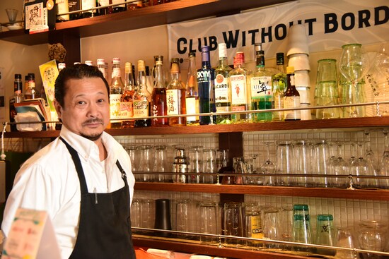 「STYLE CAFE」はカフェだがお酒の種類も多い。料理長の高野正和さん
