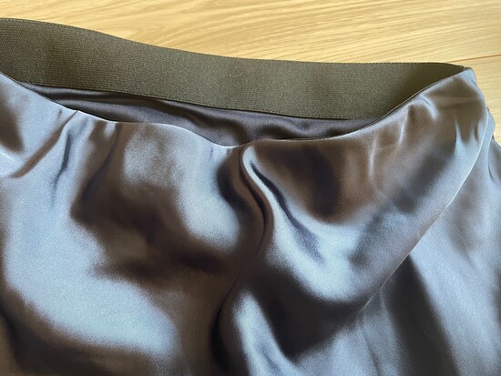 幅広めのウエストゴムで楽に着られるのも高ポイント