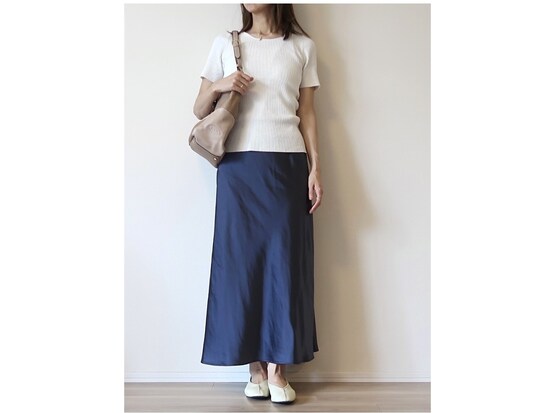 落ち感のきれいなロングスカートのシルエットなので、サテン素材でも着まわしやすい