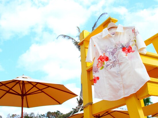 老若男女がさまざまなシーンで着用するが、特に夏の正装として、ビジネスシーンで定着している （C）OCVB