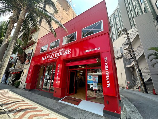 マンゴハウスの国際通り2号店。真っ赤な外観が目印 ※写真提供：マンゴハウス