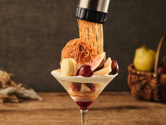 生しぼりモンブランのご褒美パフェ（カフェ付、税込3000円）（提供画像）