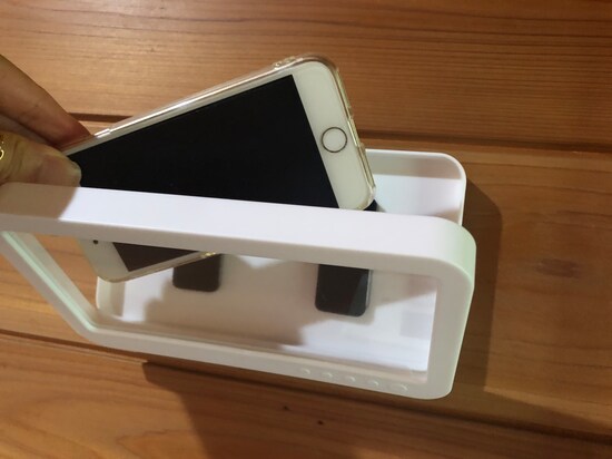 「防滴スマホホルダー」からスマホを取り出す場合には、ホルダーを横にする