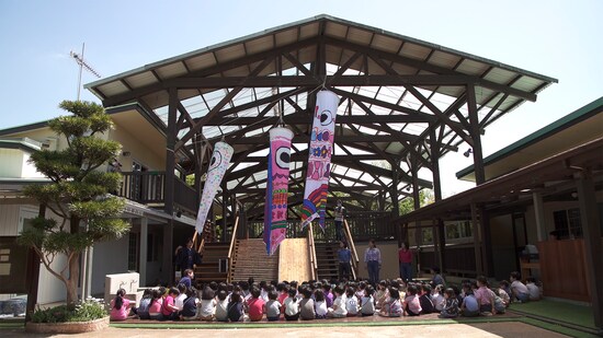 自然に囲まれ木の温もりあふれる園舎。©️風の谷幼稚園