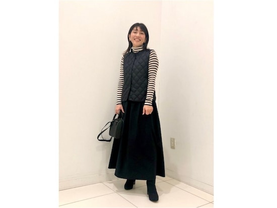 ボーダーニットの上に重ねてもすっきり見えるシルエットが使いやすい　出典：WEAR
