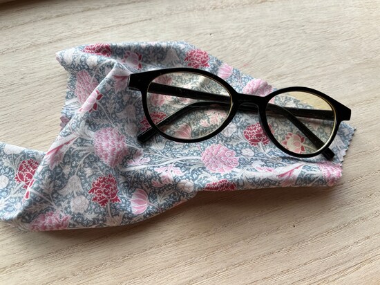 セリアのウィリアム・モリスグッズ「メガネ拭き」はメガネはもちろん、パソコンやカメラにも使用可能