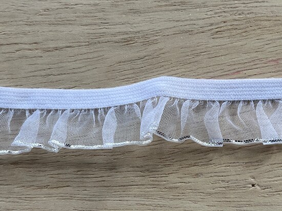 セリアの「レース ゴムタイプ」は上部がゴムになっている
