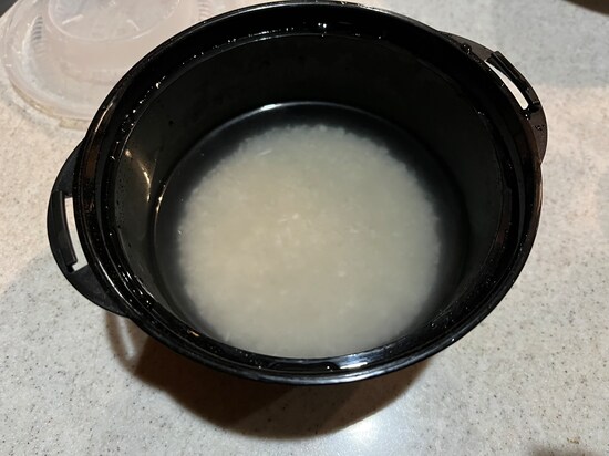 水切りしたお米に水を240ml（半合の場合は120ml）入れる