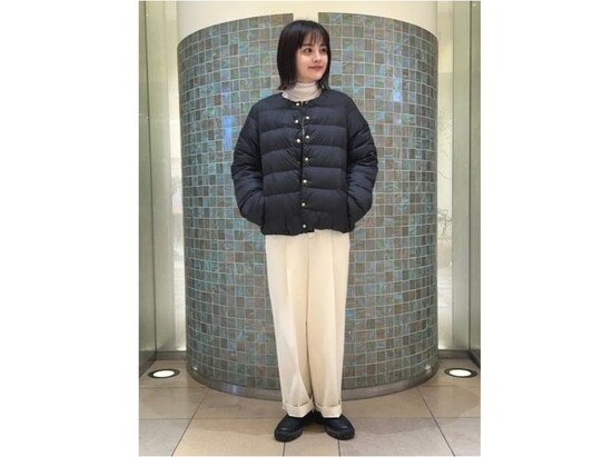 【OKコーデ】定番の黒ダウンには旬のタック入りワイドパンツを　出典：WEAR