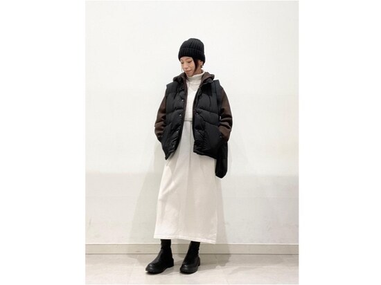 インナーを白のワンピースにするとIラインですっきり見えつつ軽やかな印象に　出典：StyleHint