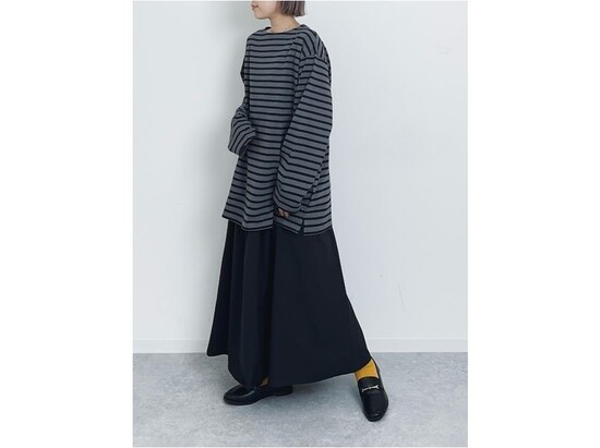 ゆったりとしたロングスカートを合わせてボーダーにフェミニンさを　出典：WEAR