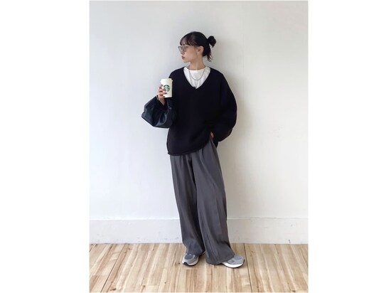 シンプルなVニットはインナーに白Tを重ねるとおしゃれ度アップ　出典：WEAR