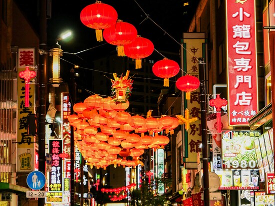 中華街大通りには国内最大級の龍のランタン「百節龍」が点灯