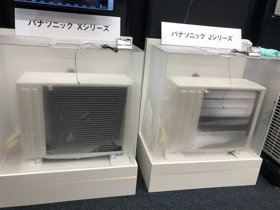 「エネチャージ極上暖房」を搭載したXシリーズと非搭載のJシリーズを比較すると、Jシリーズには霜がびっしりとつき、風の通り道が塞がれているのがわかります