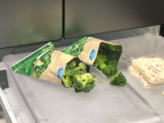 うまもりカバーを使用したブロッコリー（右）は霜がほとんどついていません