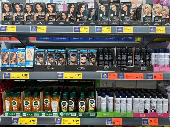 ドバイのスーパーに陳列されるヘアケア製品