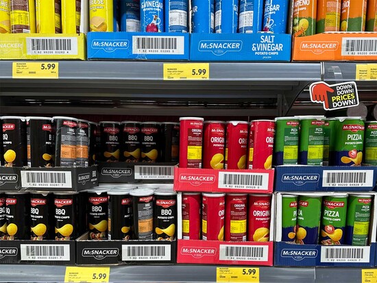 ドバイのスーパーに並ぶポテトチップスはお手頃価格
